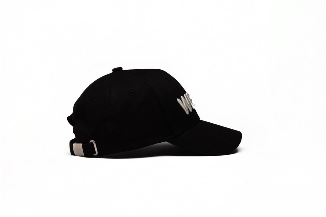 BLACK BASEBALL CAP - WHITE LOGO in - von WE - NO | Jetzt bei WE - NO erhältlich!