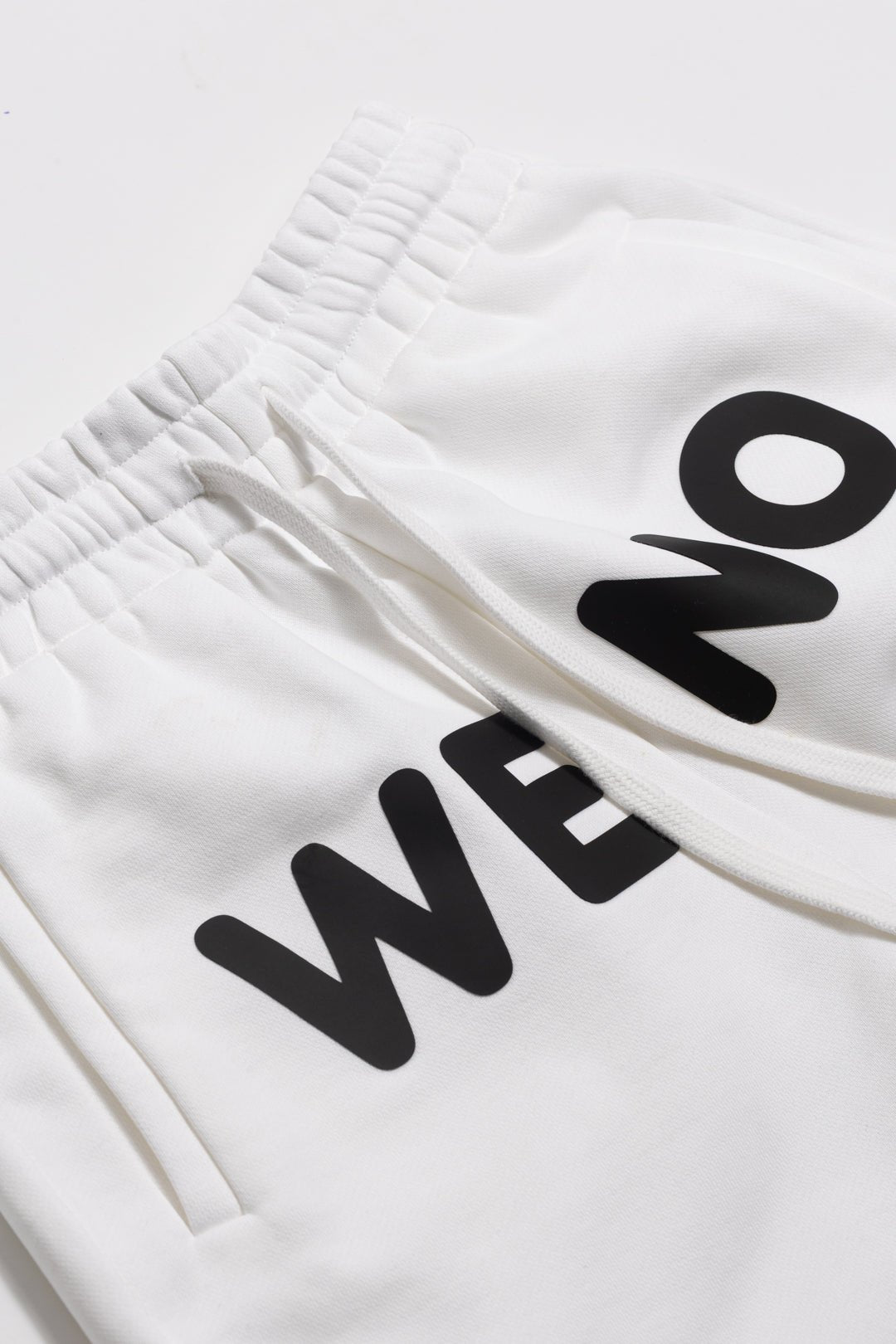 "BRIDGE" WHITE SHORTS in M - von WE - NO | Jetzt bei WE - NO erhältlich!