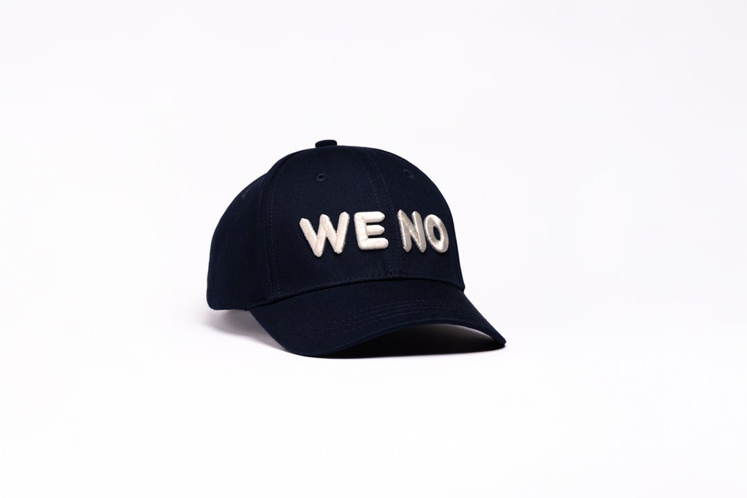 NAVY BASEBALL CAP - WHITE LOGO in - von WE - NO | Jetzt bei WE - NO erhältlich!