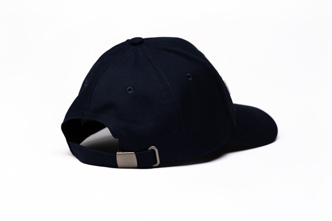 NAVY BASEBALL CAP - WHITE LOGO in - von WE - NO | Jetzt bei WE - NO erhältlich!