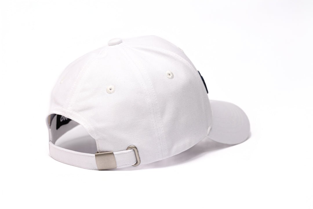 WHITE BASEBALL CAP - BLACK LOGO in - von WE - NO | Jetzt bei WE - NO erhältlich!