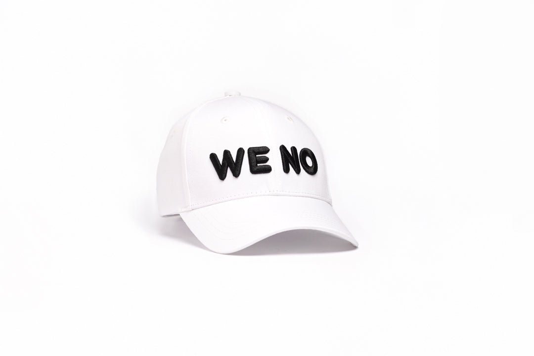 WHITE BASEBALL CAP - BLACK LOGO in - von WE - NO | Jetzt bei WE - NO erhältlich!