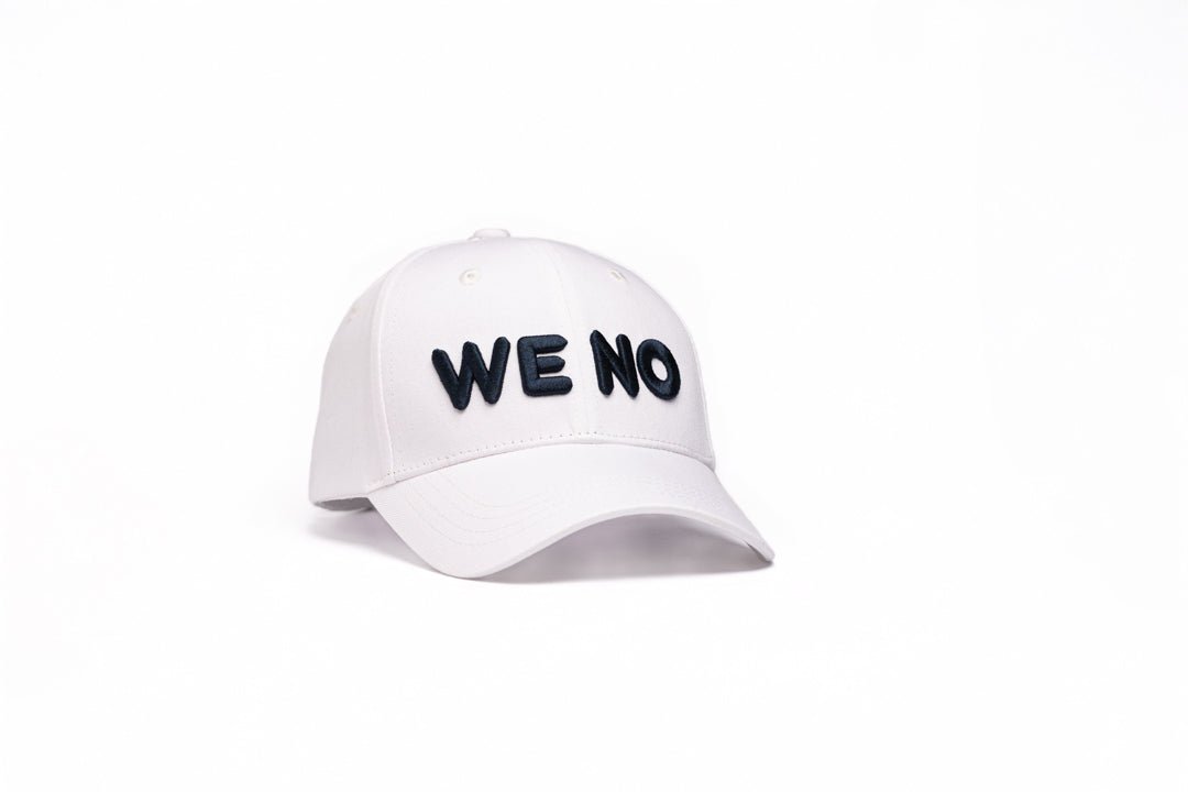 WHITE BASEBALL CAP - NAVY LOGO in - von WE - NO | Jetzt bei WE - NO erhältlich!