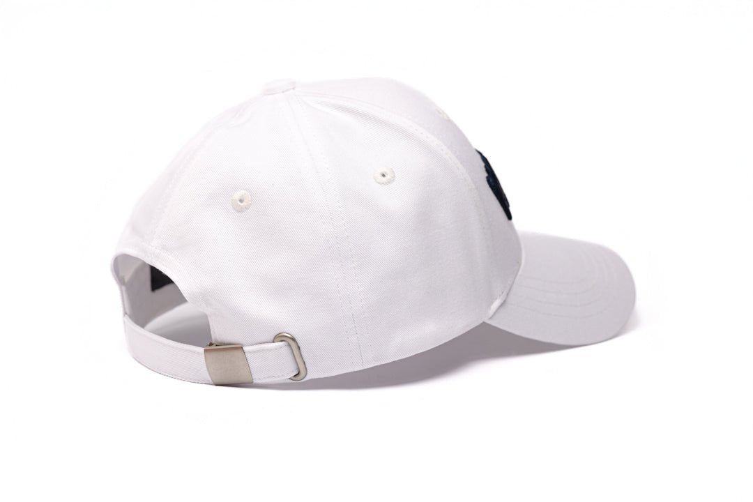 WHITE BASEBALL CAP - NAVY LOGO in - von WE - NO | Jetzt bei WE - NO erhältlich!