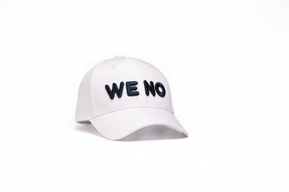 WHITE BASEBALL CAP - NAVY LOGO in - von WE - NO | Jetzt bei WE - NO erhältlich!